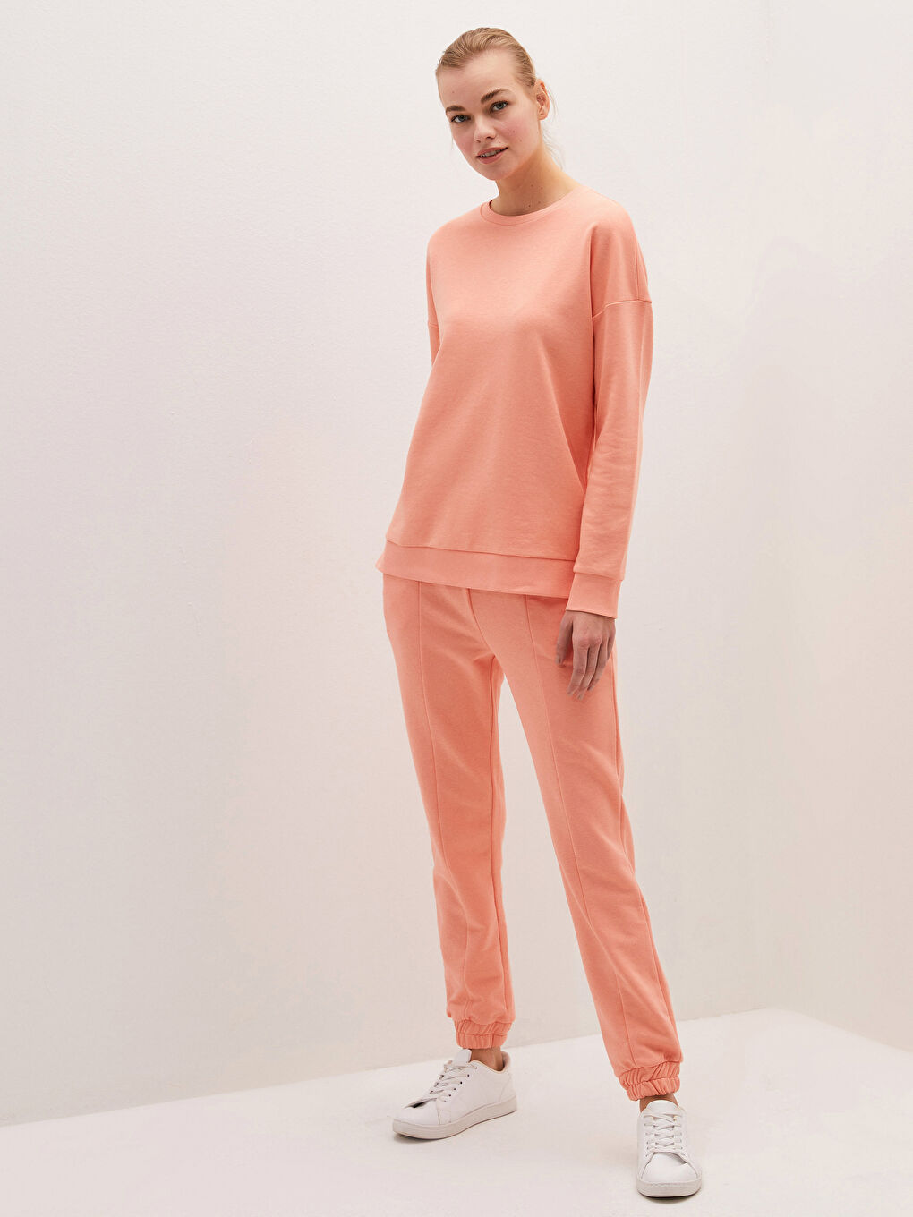 سويت شيرت نسائي برقبة دائرية وكم طويل سادة-10