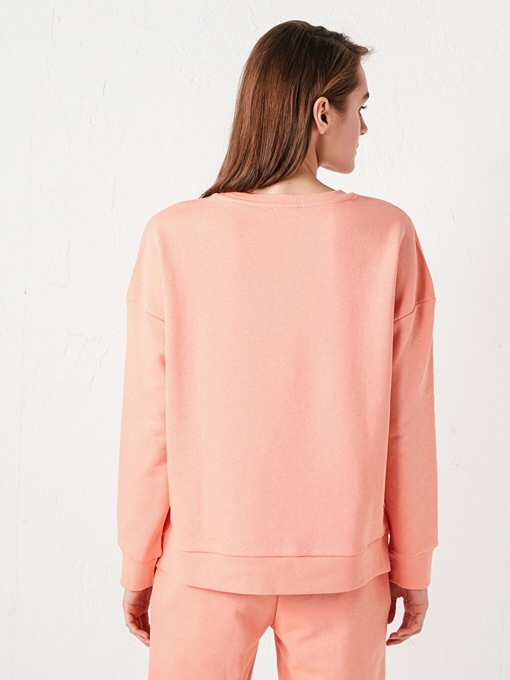 سويت شيرت نسائي برقبة دائرية وكم طويل سادة-16