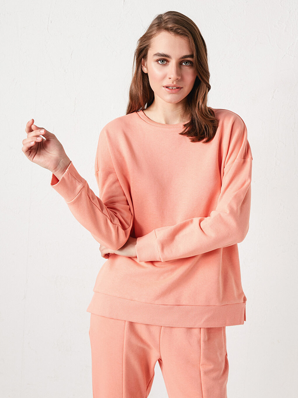 سويت شيرت نسائي برقبة دائرية وكم طويل سادة-12