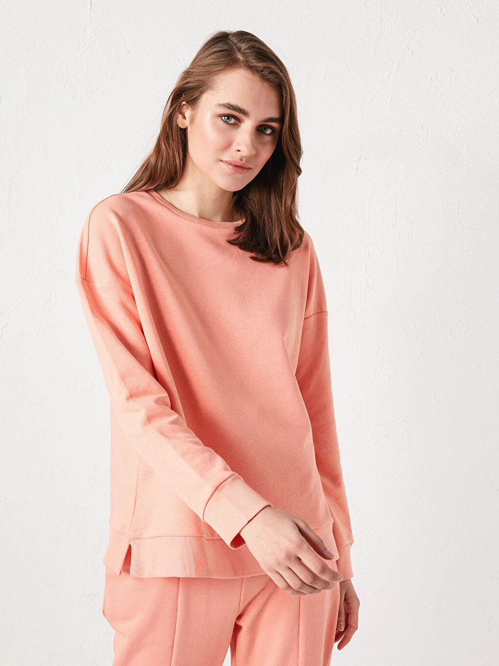 سويت شيرت نسائي برقبة دائرية وكم طويل سادة-13