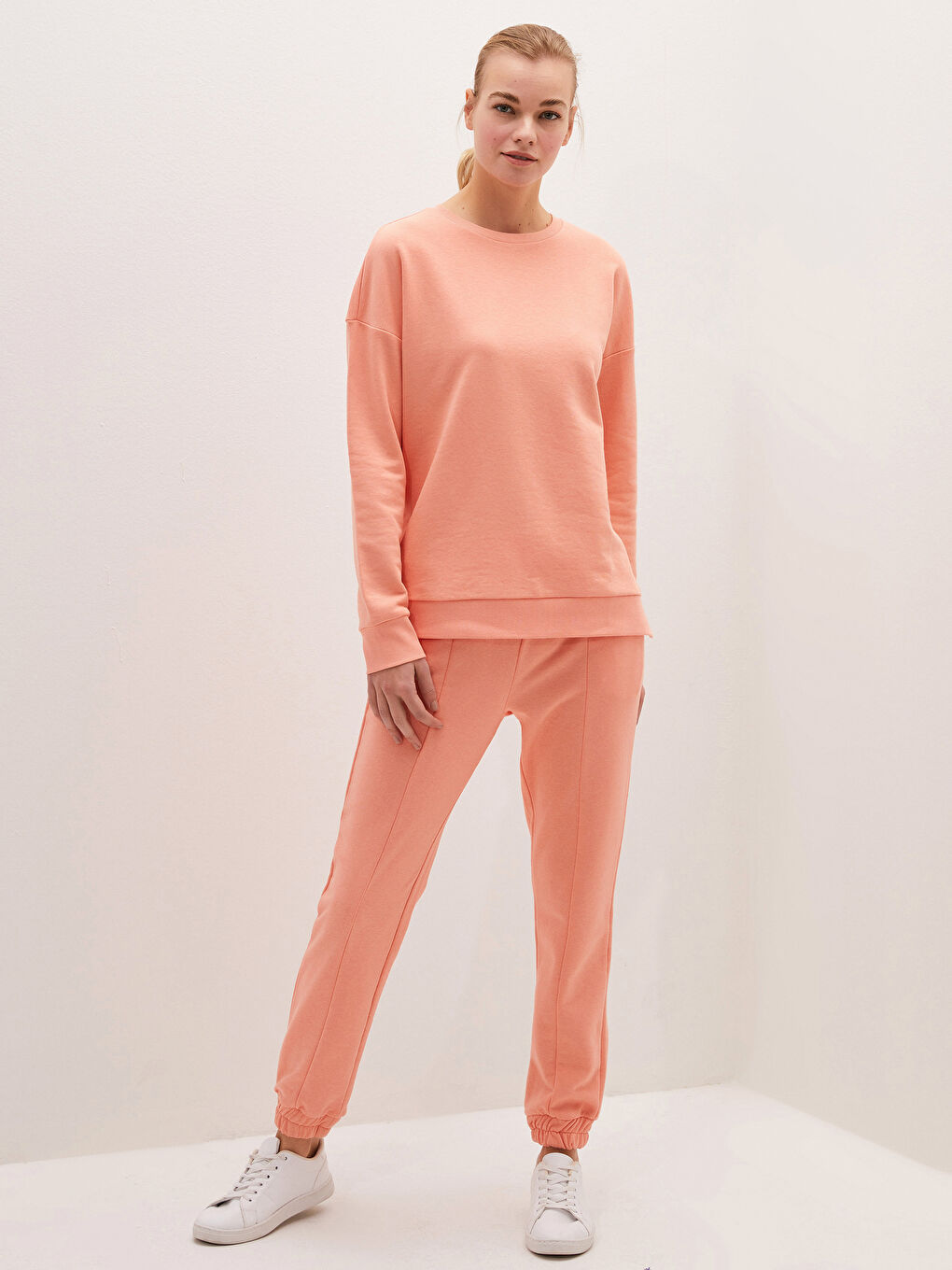 سويت شيرت نسائي برقبة دائرية وكم طويل سادة-8