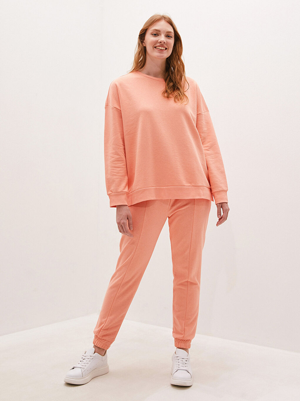 سويت شيرت نسائي برقبة دائرية وكم طويل سادة-3