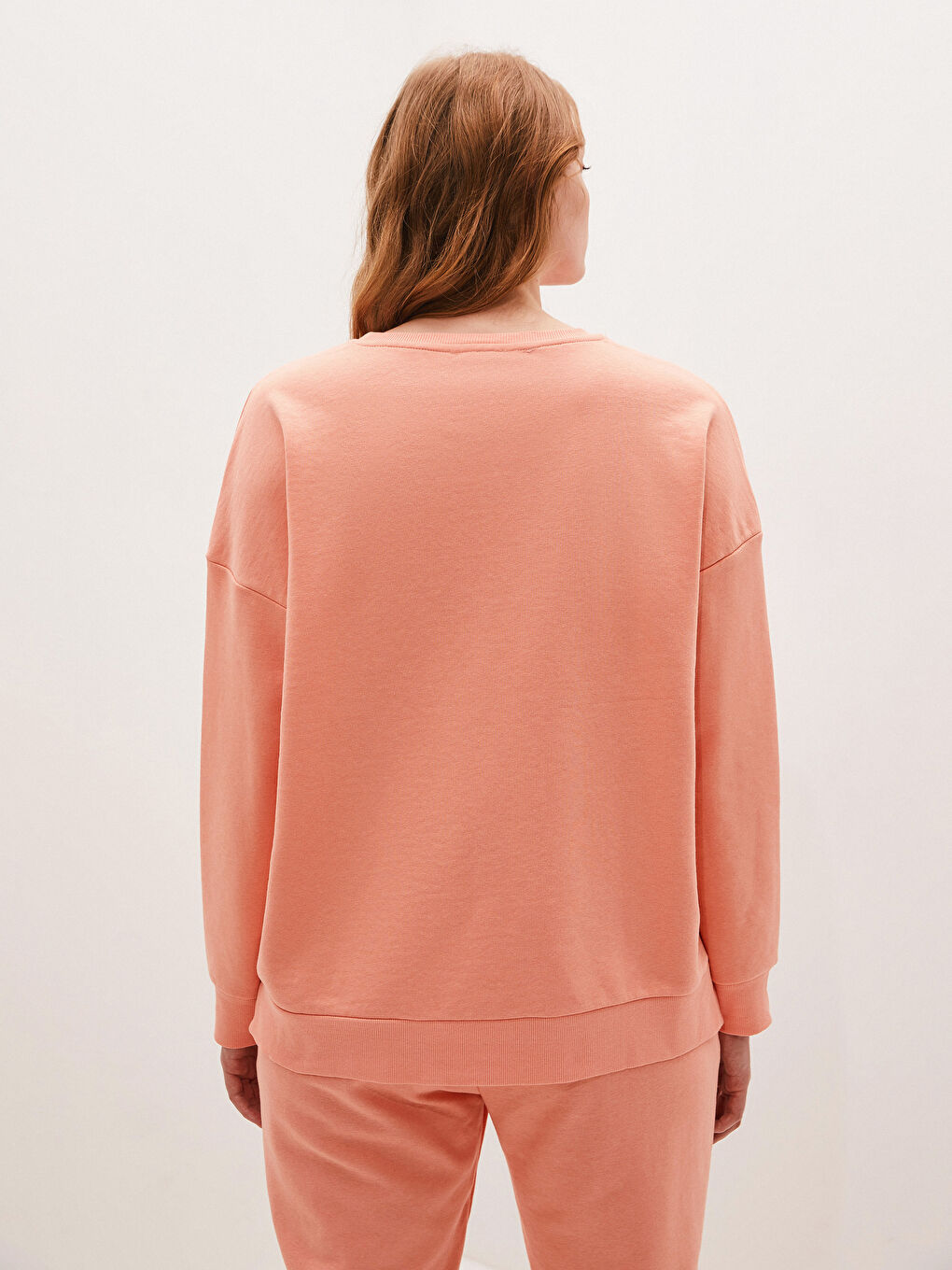 سويت شيرت نسائي برقبة دائرية وكم طويل سادة-4