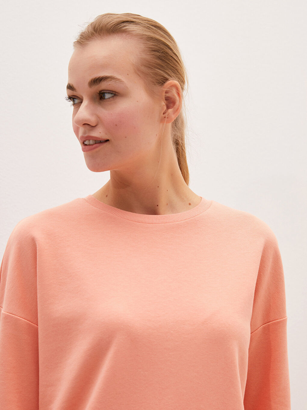 سويت شيرت نسائي برقبة دائرية وكم طويل سادة-7