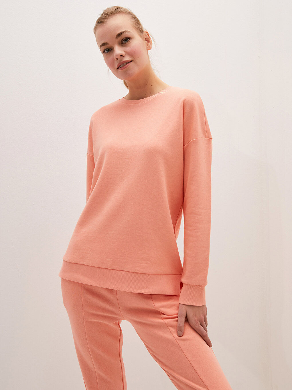 سويت شيرت نسائي برقبة دائرية وكم طويل سادة-5