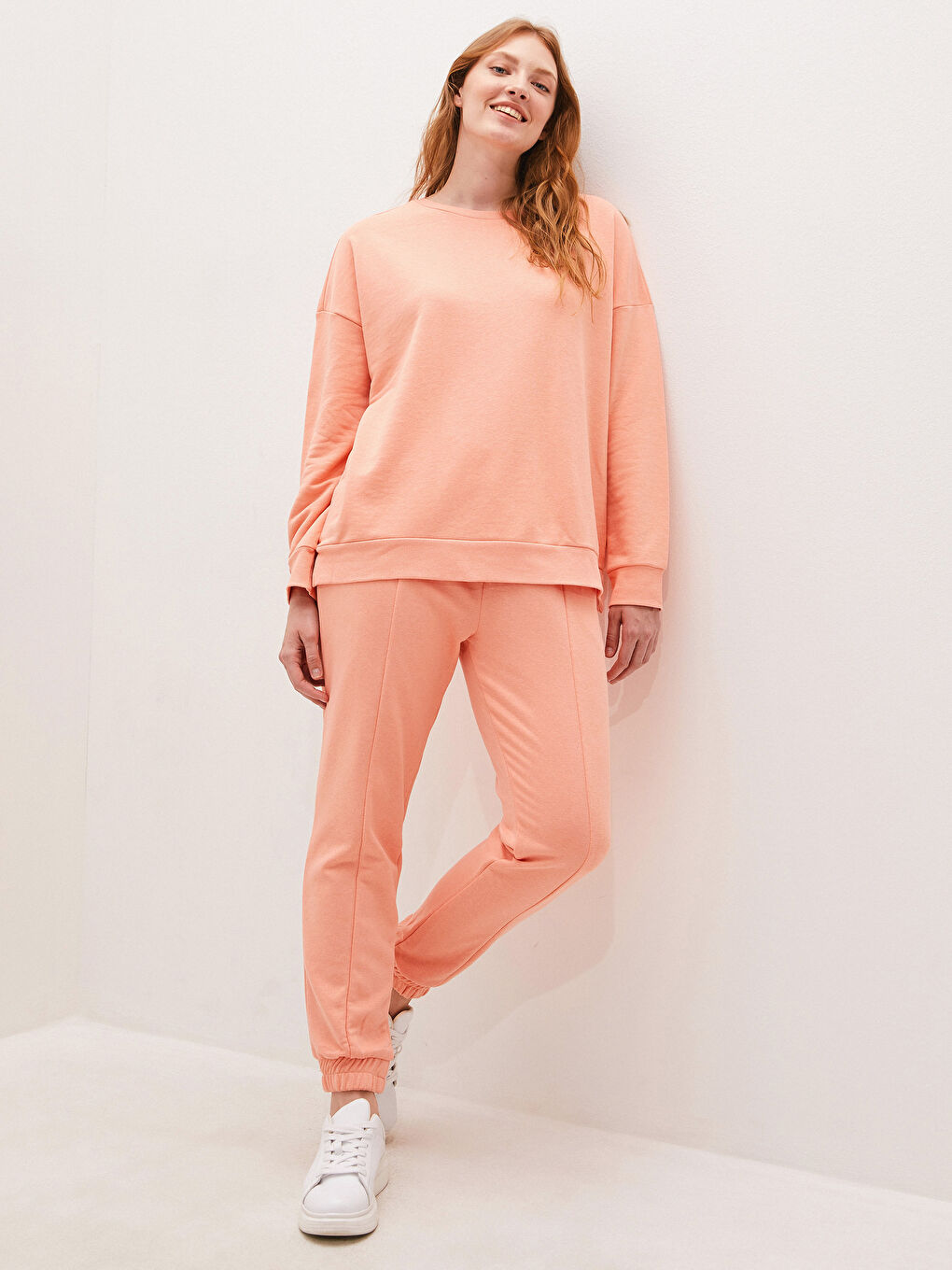 سويت شيرت نسائي برقبة دائرية وكم طويل سادة-1