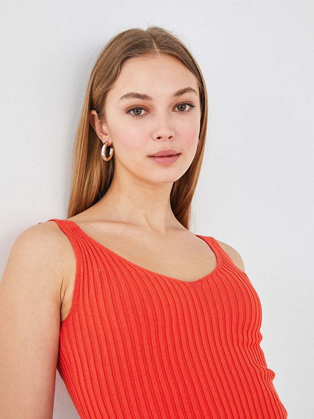 Débardeur Court à Bretelles Droites et Encolure en V pour Femmes en Tricot-2