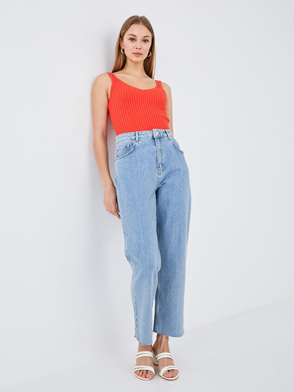 Débardeur Court à Bretelles Droites et Encolure en V pour Femmes en Tricot-4