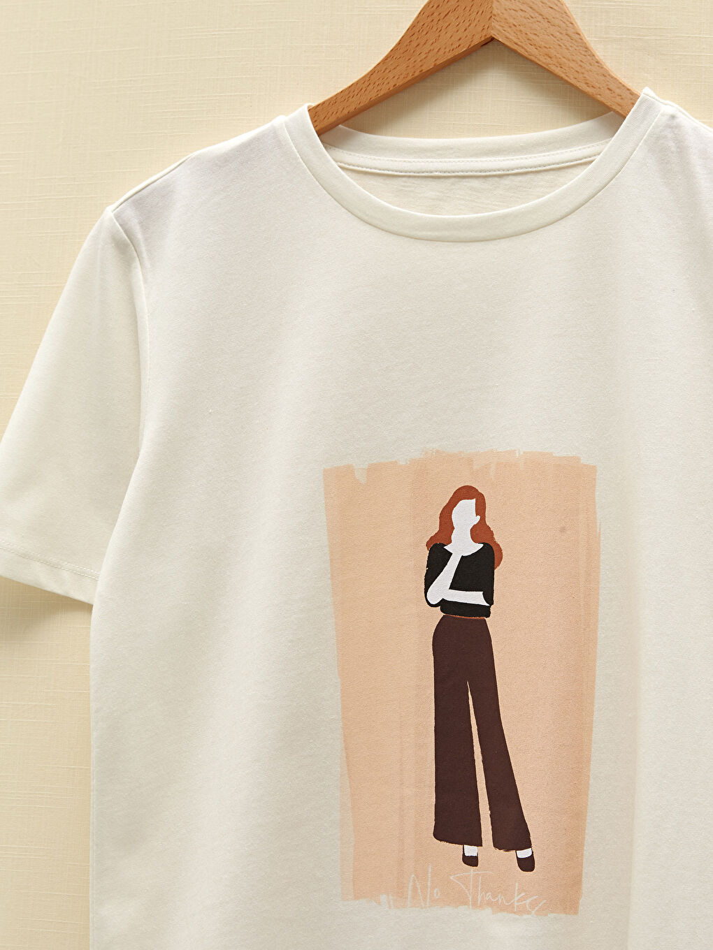 تيشيرت نسائي بأكمام قصيرة وياقة دائرية مطبوع-7