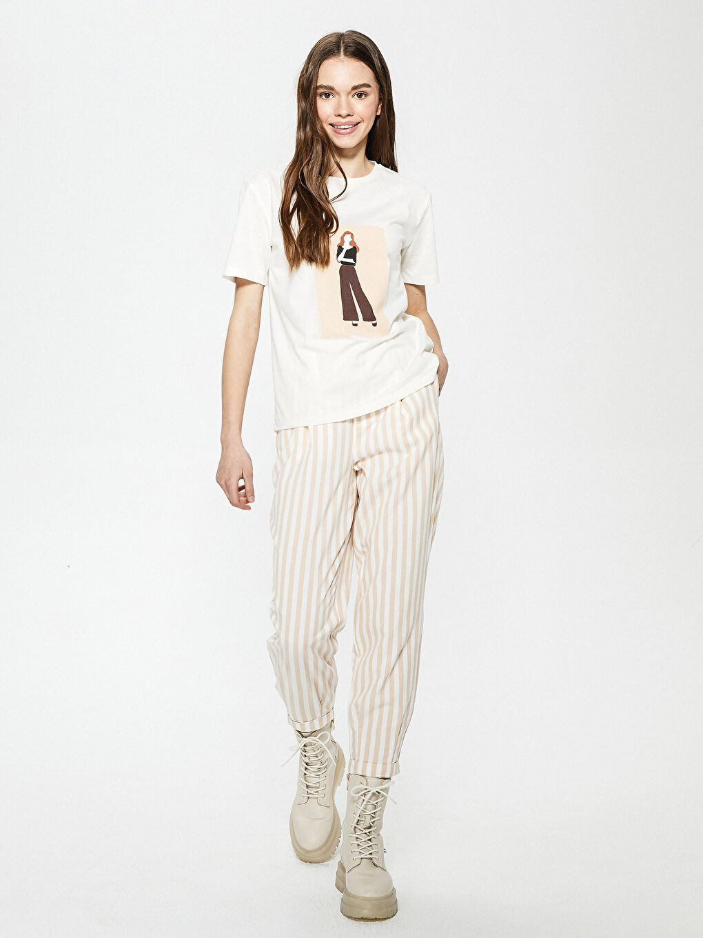 تيشيرت نسائي بأكمام قصيرة وياقة دائرية مطبوع-2