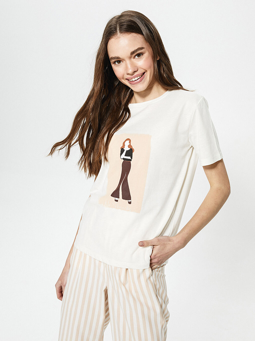 تيشيرت نسائي بأكمام قصيرة وياقة دائرية مطبوع-4