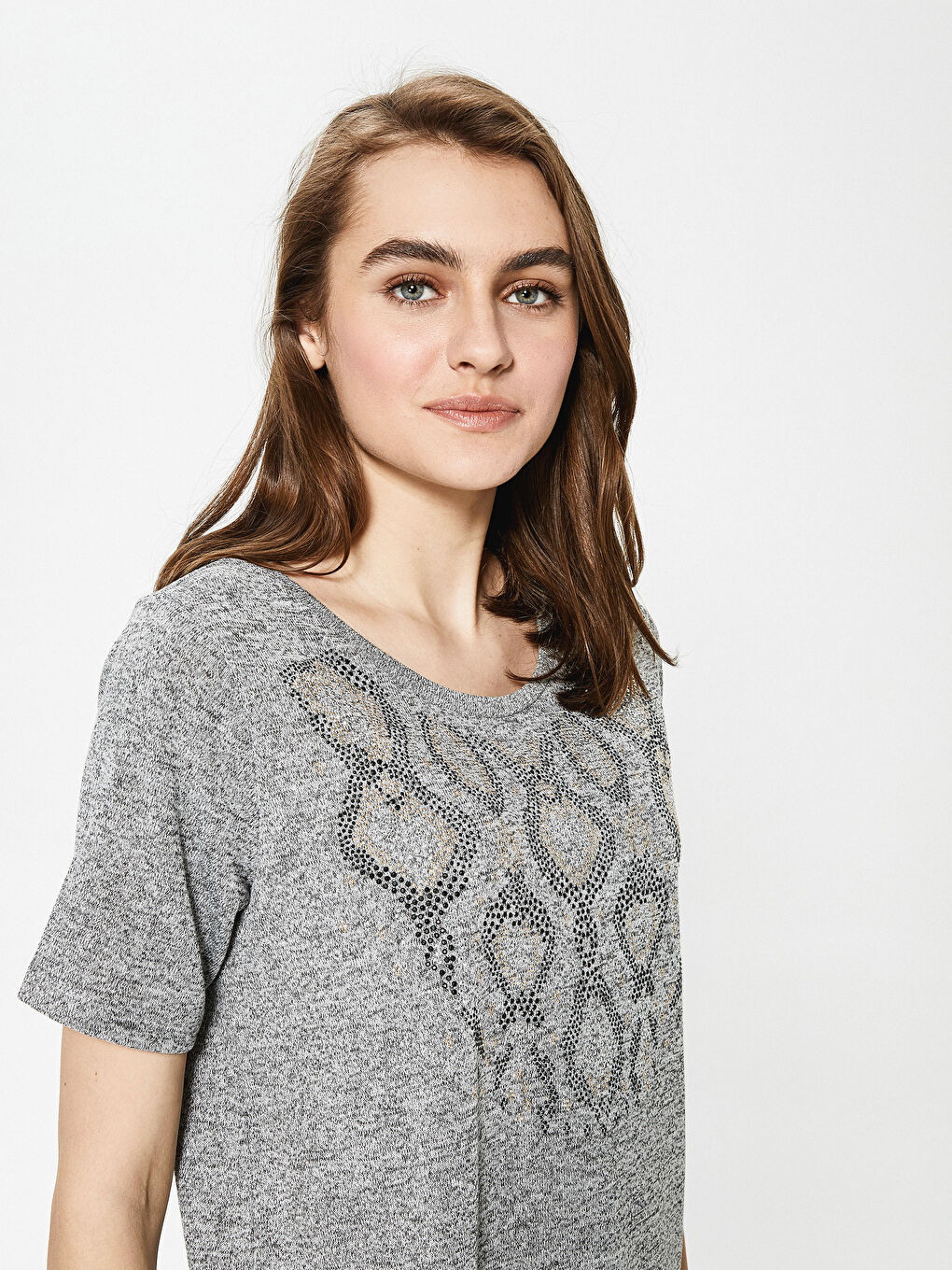 Gri Bisiklet Yaka Payet Nakışlı Kısa Kollu Kadın Bluz-2