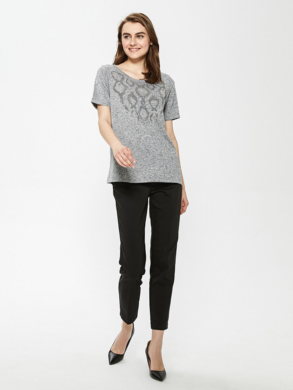 Gri Bisiklet Yaka Payet Nakışlı Kısa Kollu Kadın Bluz-3