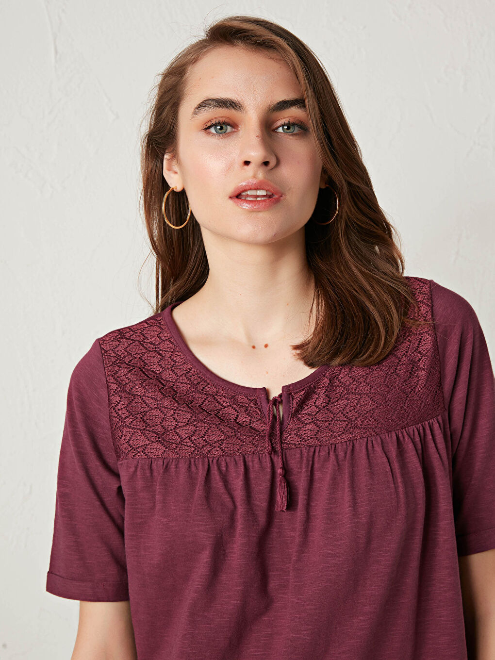 Mürdüm Bağlamalı Yaka Nakışlı Kısa Kollu Kadın Bluz-1