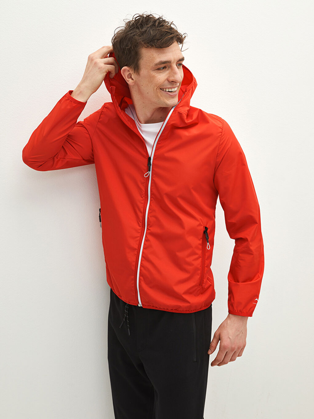 Kırmızı Çanta Olabilen Standart Kalıp Kapüşonlu İnce Yağmurluk-1