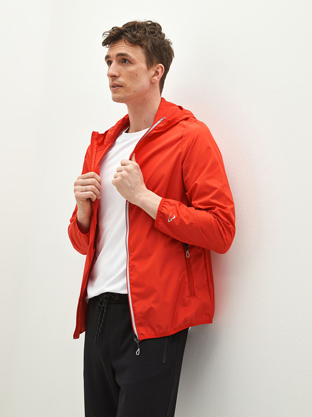 Kırmızı Çanta Olabilen Standart Kalıp Kapüşonlu İnce Yağmurluk-2