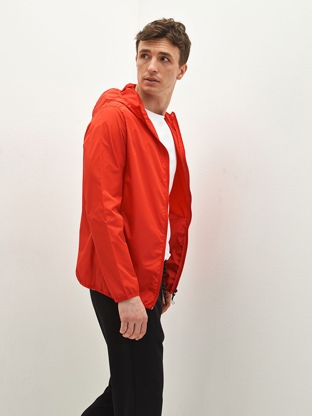 Kırmızı Çanta Olabilen Standart Kalıp Kapüşonlu İnce Yağmurluk-3