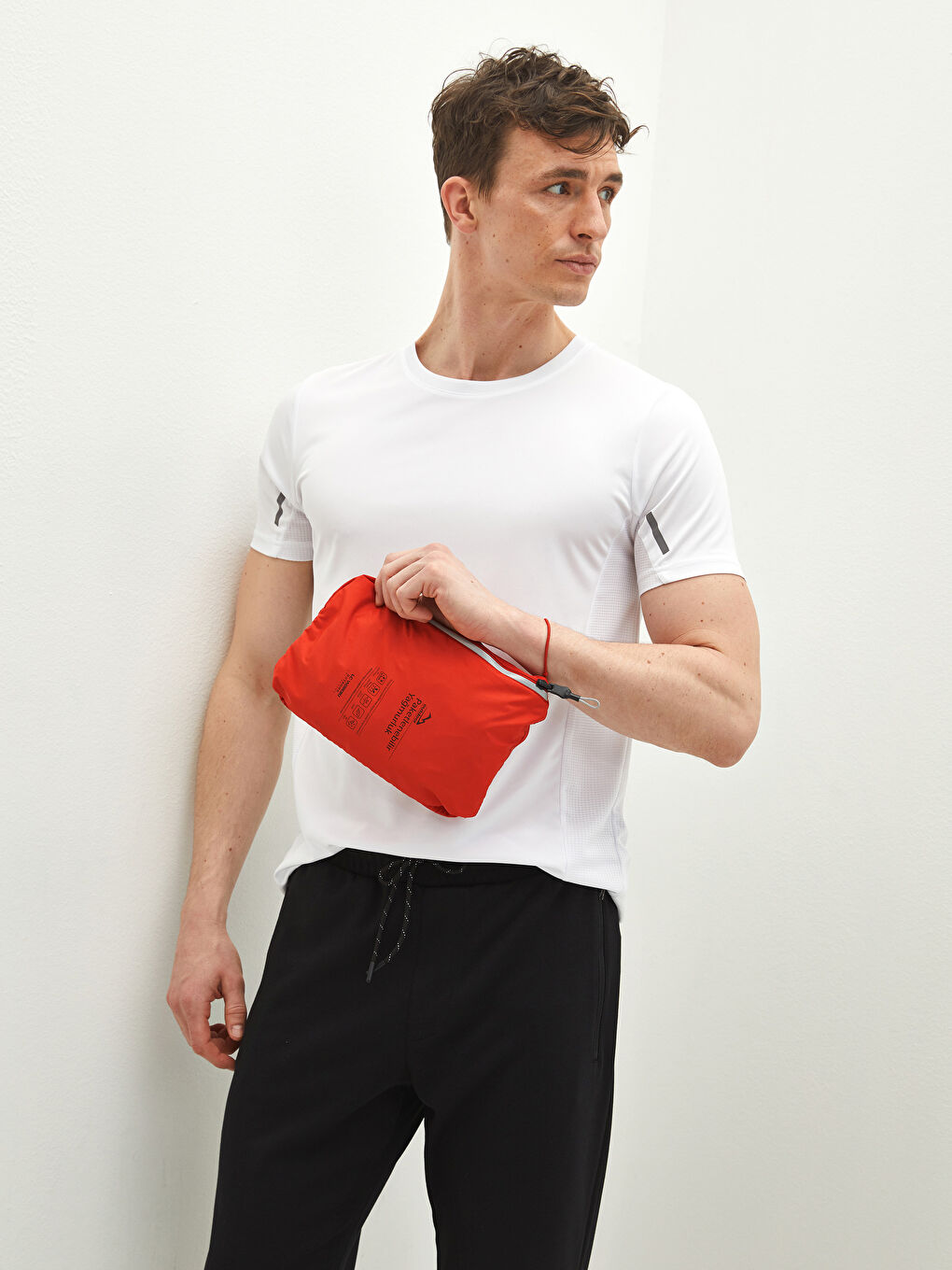 Kırmızı Çanta Olabilen Standart Kalıp Kapüşonlu İnce Yağmurluk-4