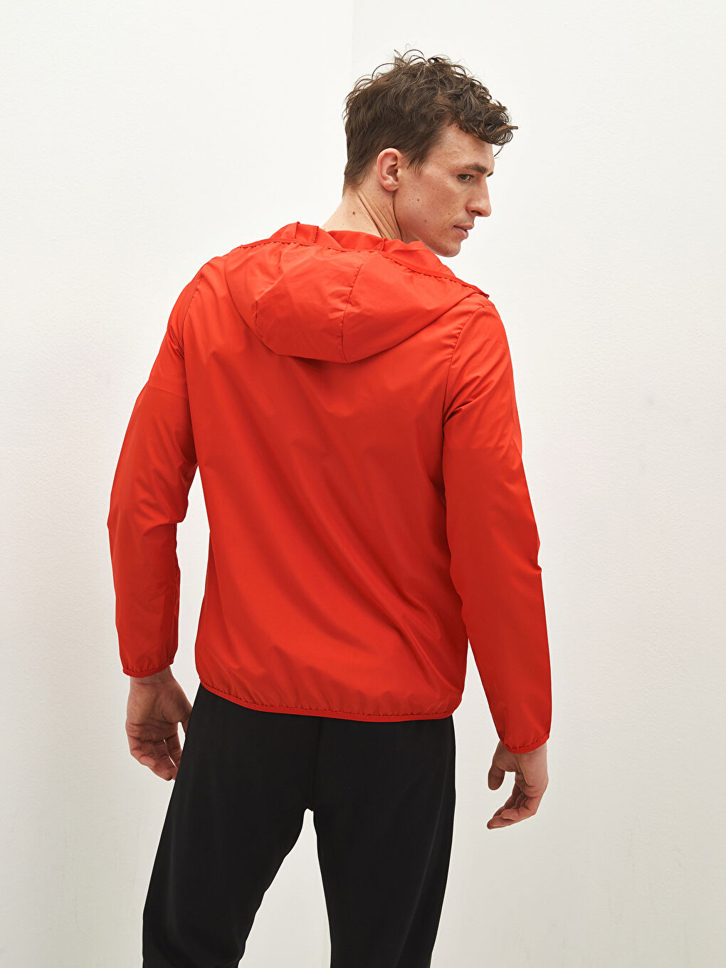 Kırmızı Çanta Olabilen Standart Kalıp Kapüşonlu İnce Yağmurluk-6