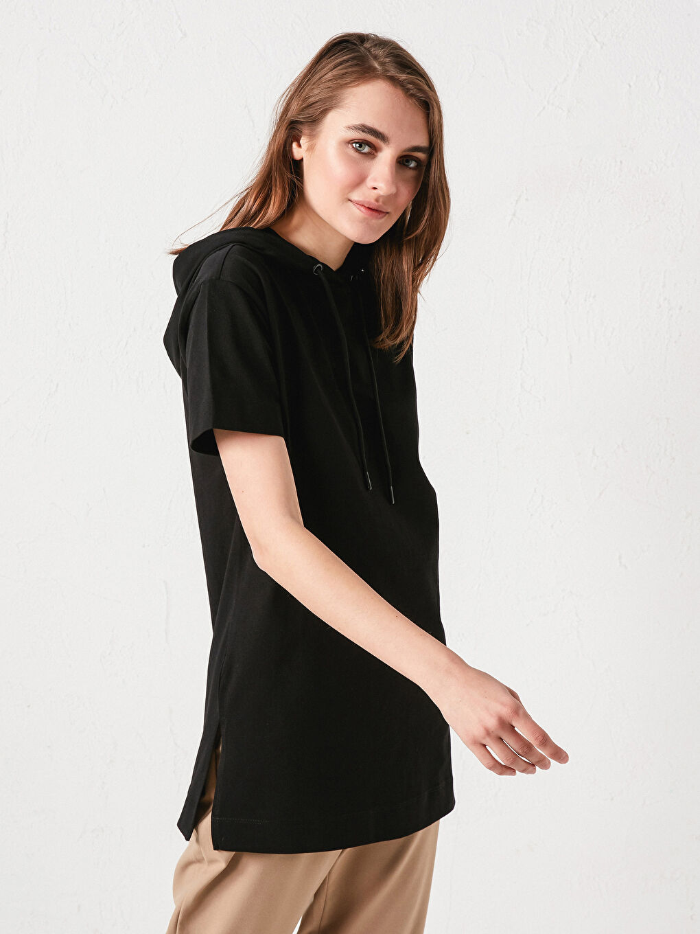 Футболка з капюшоном, проста, з коротким рукавом для жінок-1