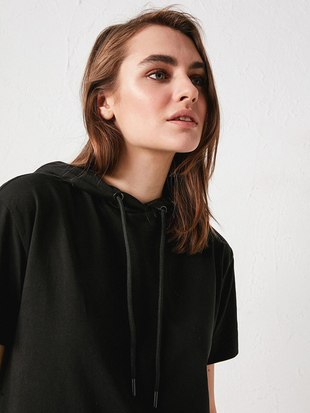 Футболка з капюшоном, проста, з коротким рукавом для жінок-2