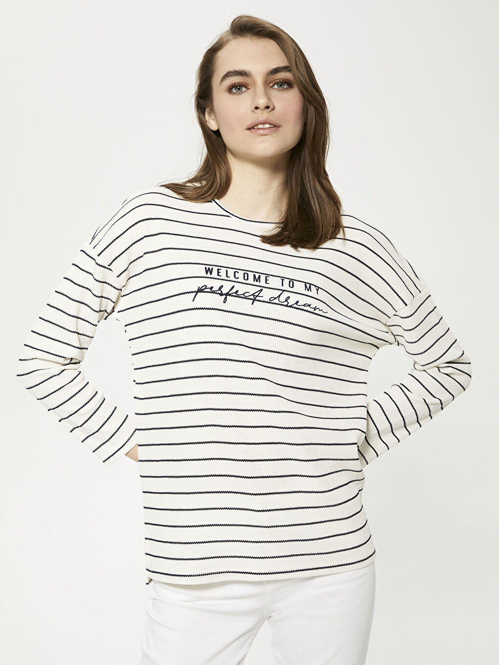 Әйелдерге арналған ұзын жең жолақты дөңгелек жағалы футболка