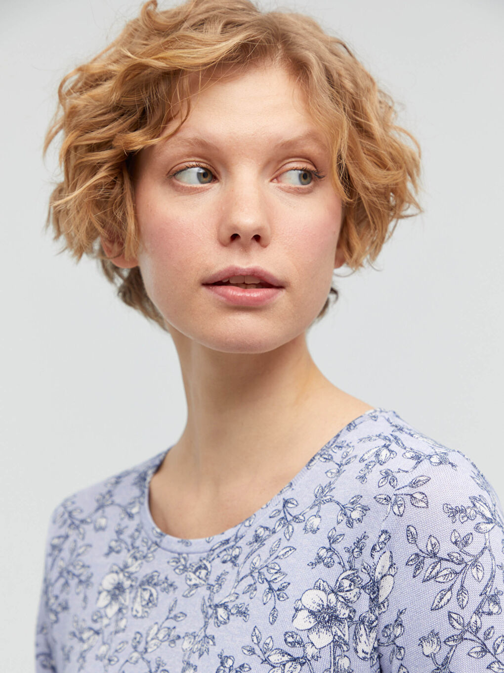 LCW Grace T-Shirt für Damen mit Blumenmuster und Rundhalsausschnitt -S1DB25Z8-LQQ