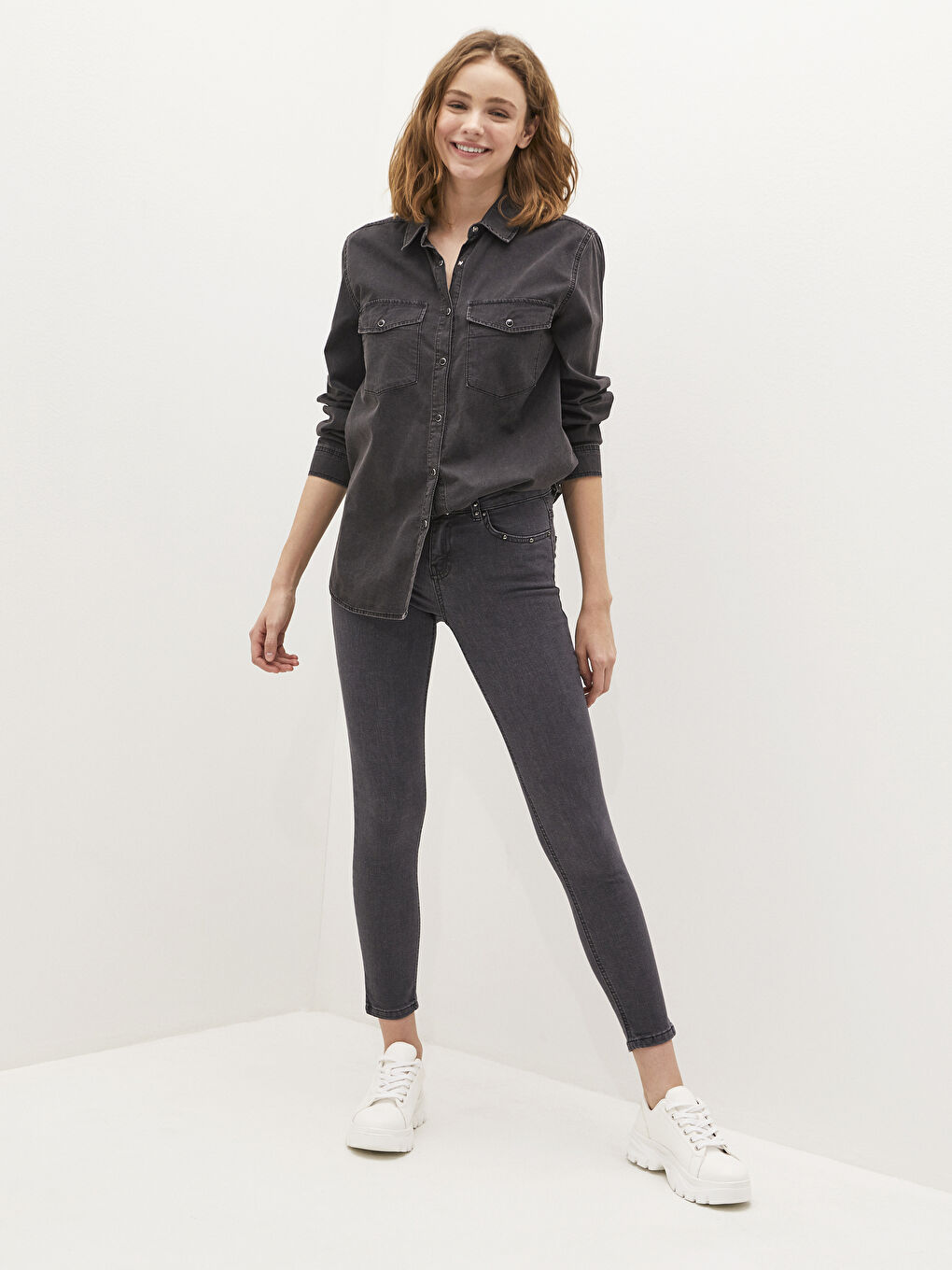 Siyah Cep Detaylı Düz Uzun Kollu Kadın Jean Gömlek-1