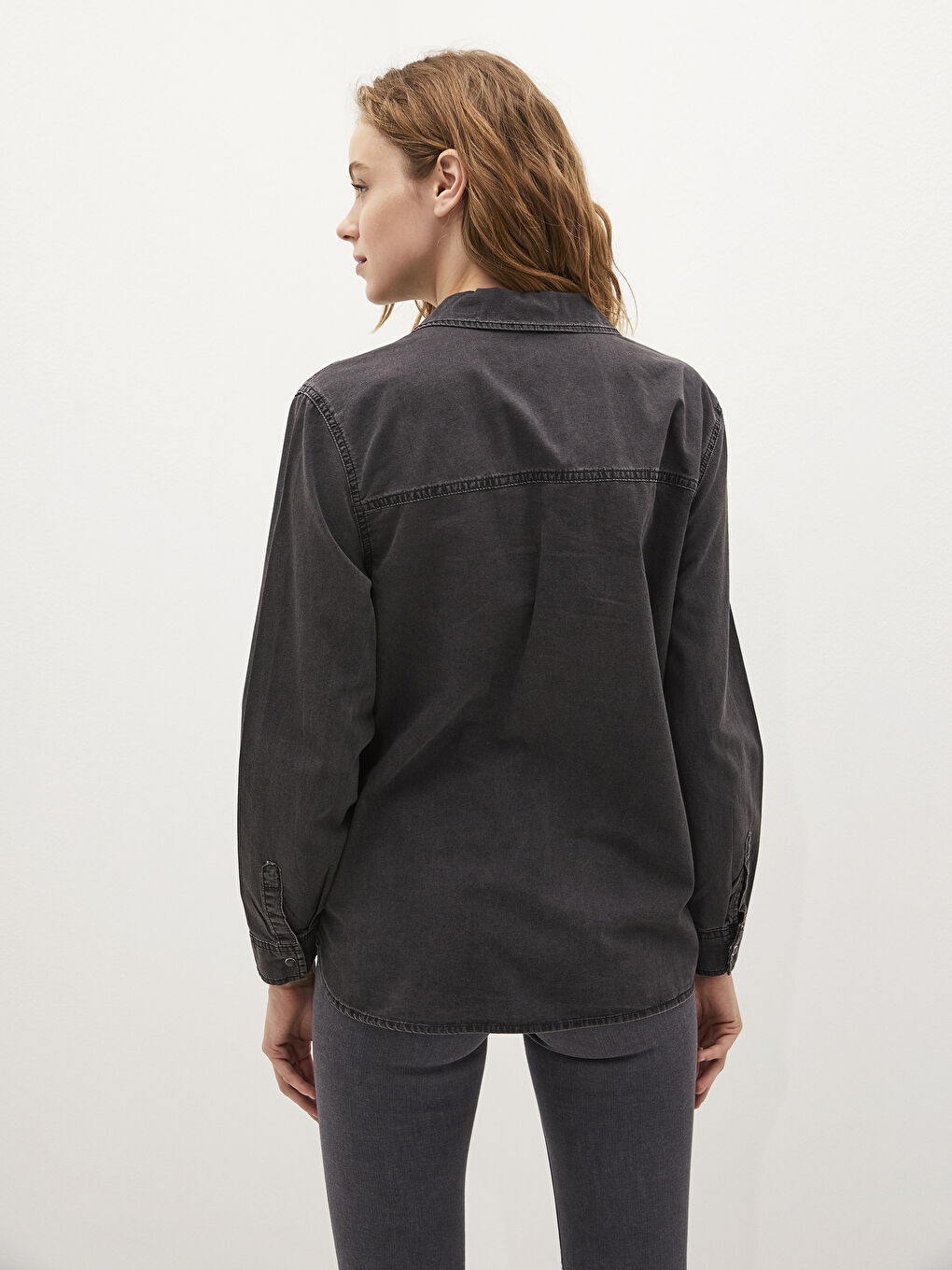 Siyah Cep Detaylı Düz Uzun Kollu Kadın Jean Gömlek-3