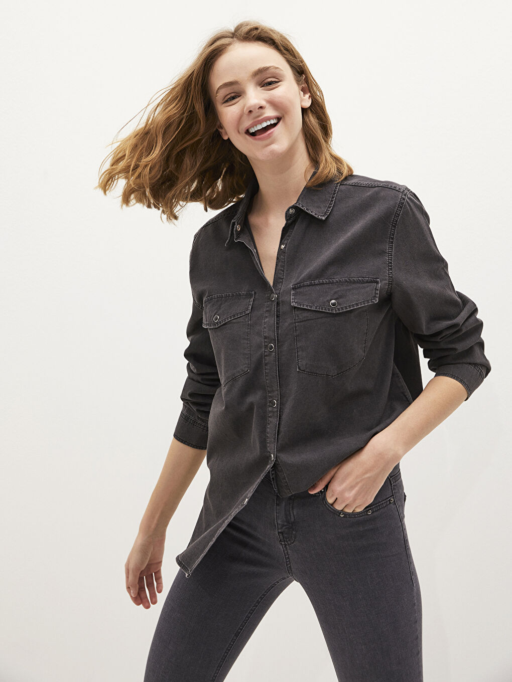 Siyah Cep Detaylı Düz Uzun Kollu Kadın Jean Gömlek-4