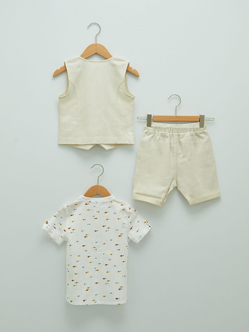 Beyaz Hakim Yaka Kısa Kollu Baskılı Erkek Bebek Gömlek Şort ve Yelek 3'lü Takım-1