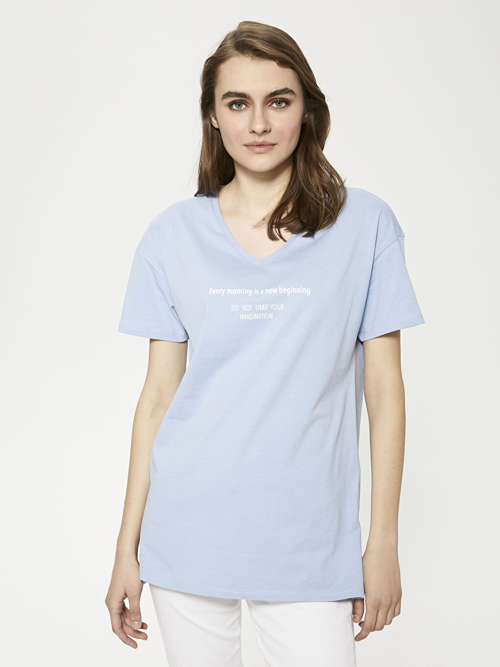 تي شيرت نسائي بياقة على شكل حرف V مطبوع بشعار وكم قصير-1