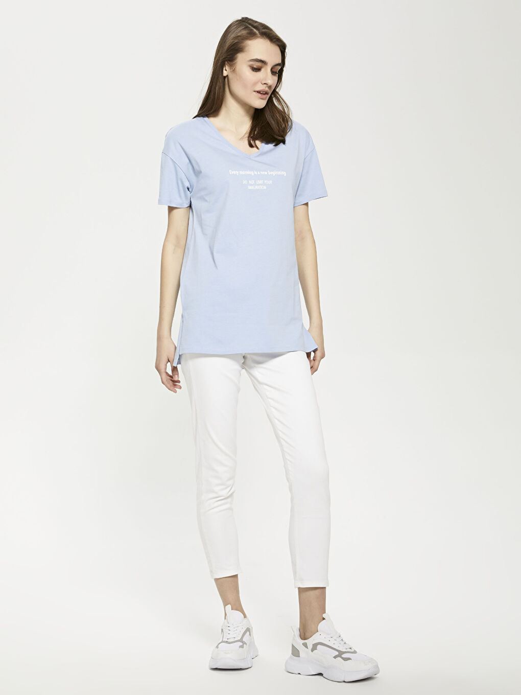 تي شيرت نسائي بياقة على شكل حرف V مطبوع بشعار وكم قصير-2