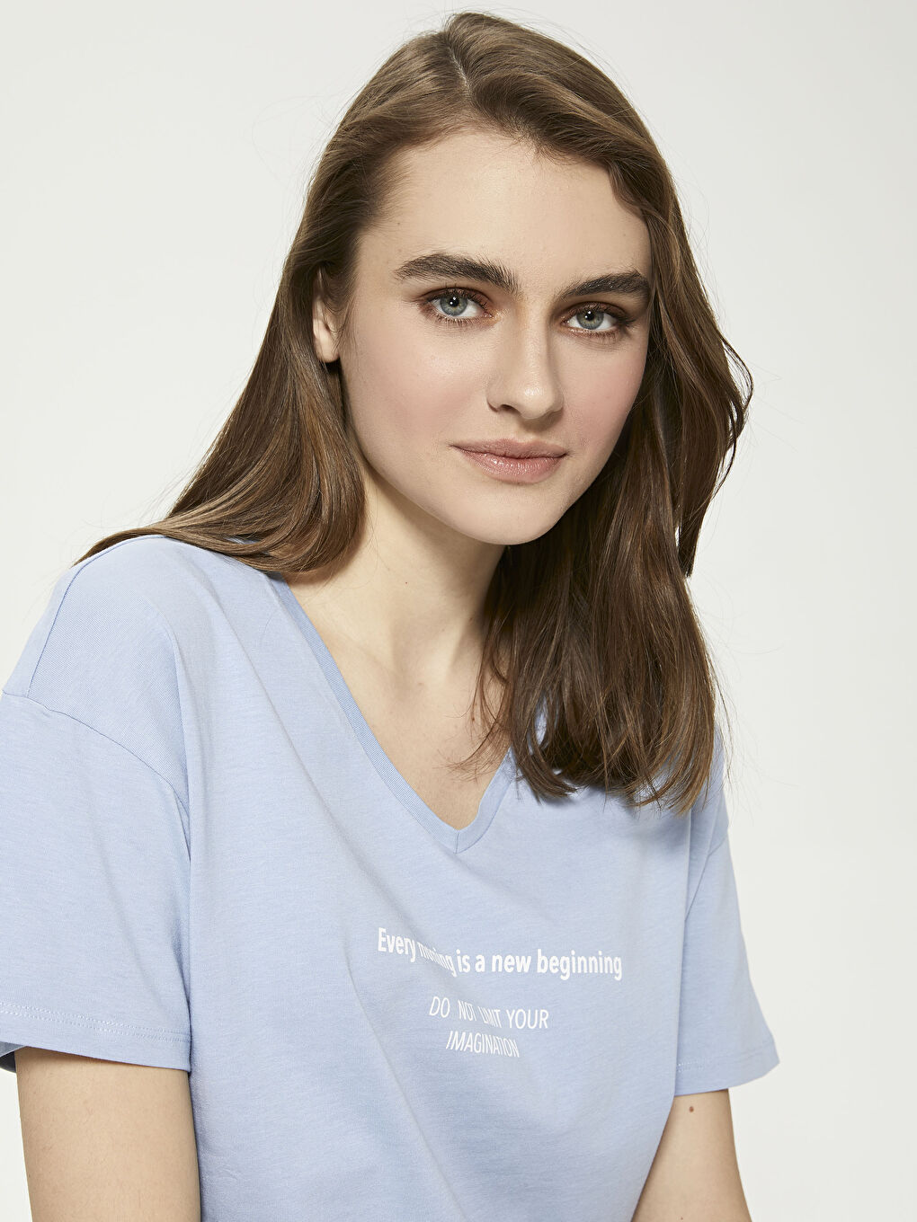 تي شيرت نسائي بياقة على شكل حرف V مطبوع بشعار وكم قصير-3