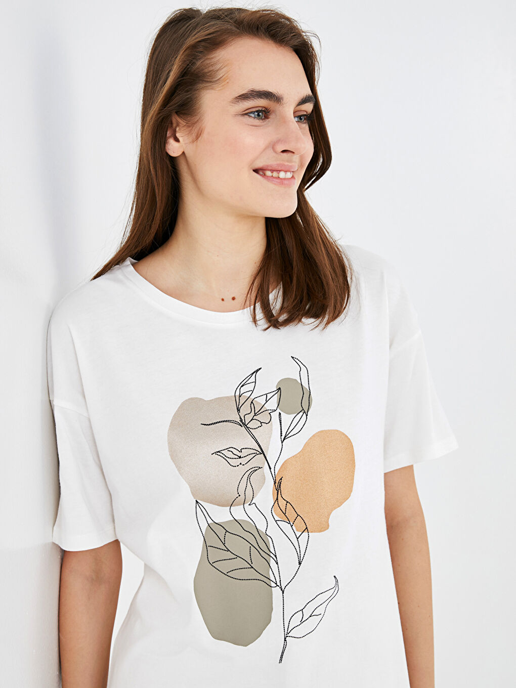 Ekru Bisiklet Yaka Baskılı Süprem Kadın Tişört-3