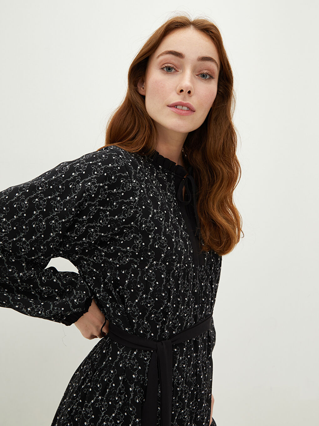 فستان شيفون للسيدات برقبة مربوطة ونمط مطبوع وحزام خصر وكم طويل-2