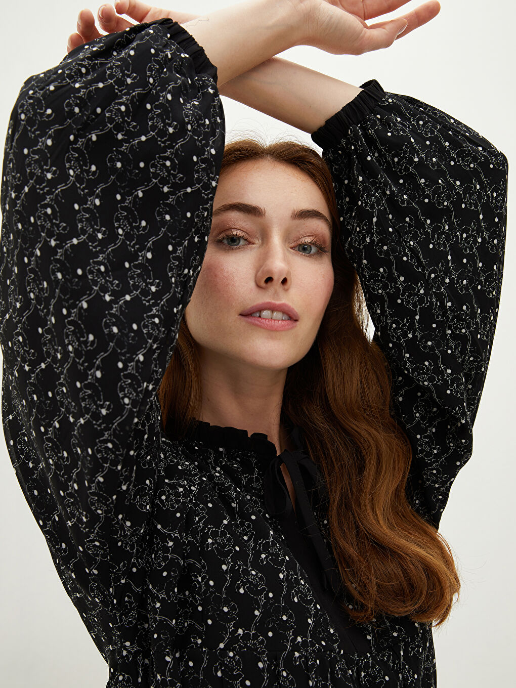 فستان شيفون للسيدات برقبة مربوطة ونمط مطبوع وحزام خصر وكم طويل-3