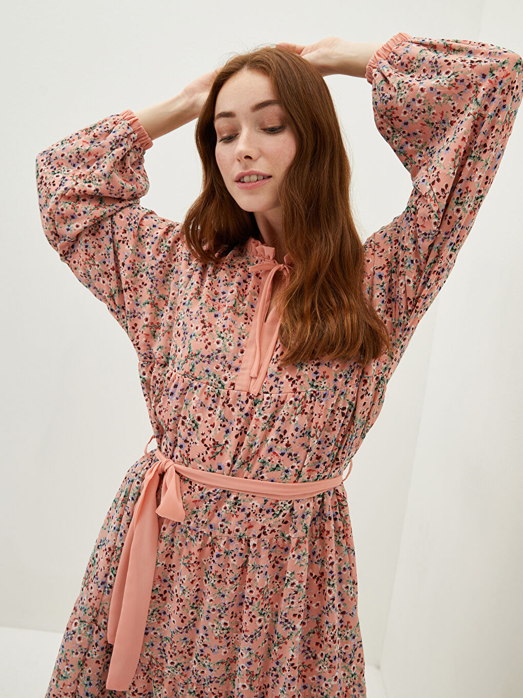 Robe en Chiffon à Col Lavallière Imprimée Florale Ceinturée à la Taille à Manches Longues pour Femmes-4