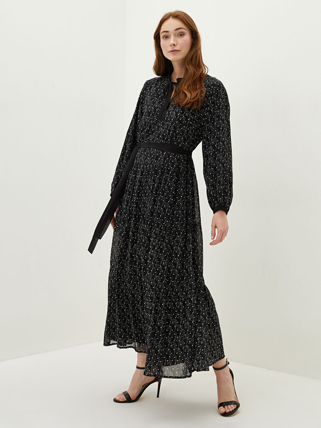 فستان شيفون للسيدات برقبة مربوطة ونمط مطبوع وحزام خصر وكم طويل