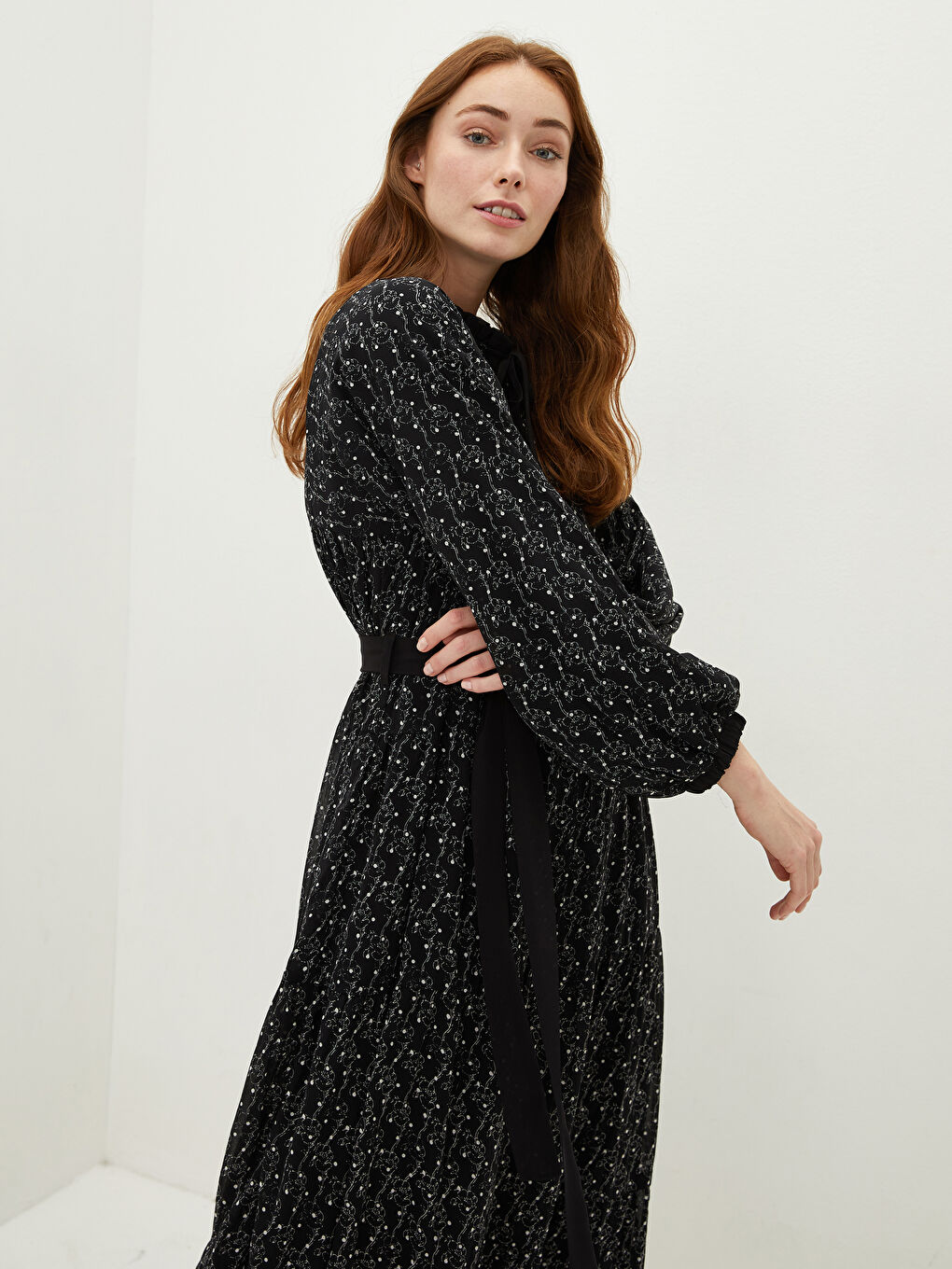 فستان شيفون للسيدات برقبة مربوطة ونمط مطبوع وحزام خصر وكم طويل-1