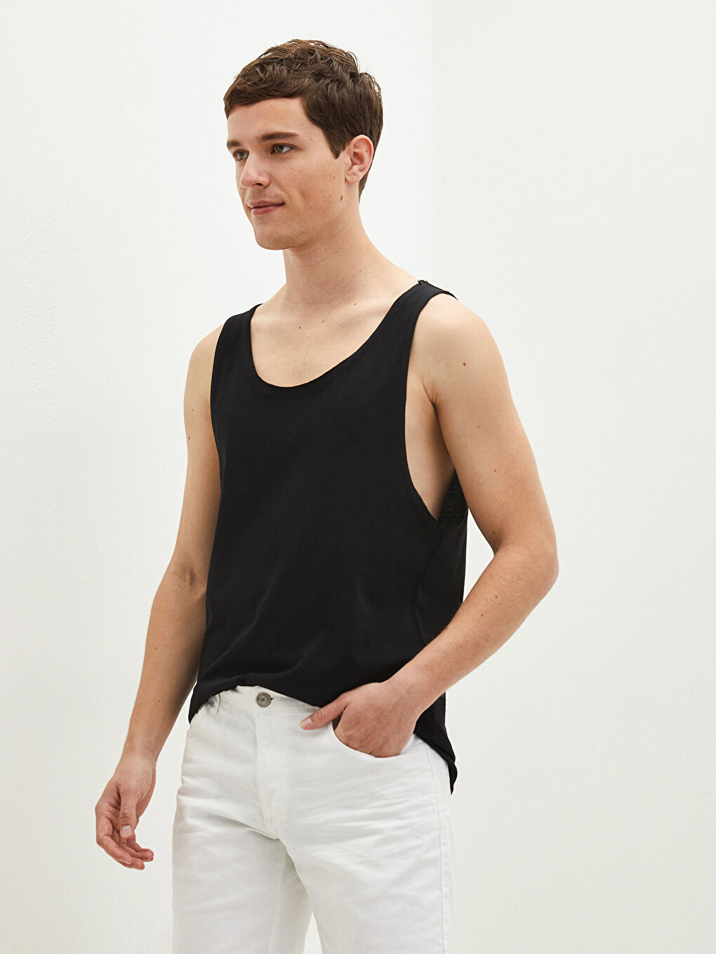 تيشيرت بدون أكمام سادة بياقة دائرية للرجال-1