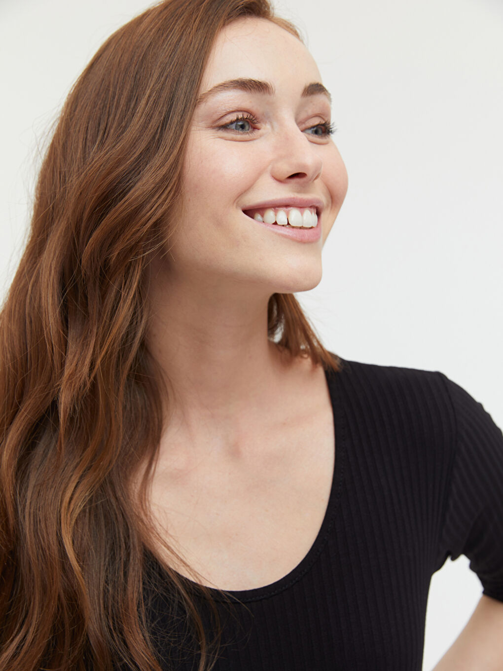 Siyah U Yaka Basic Kısa Kollu Viskon Kadın Tişört-5