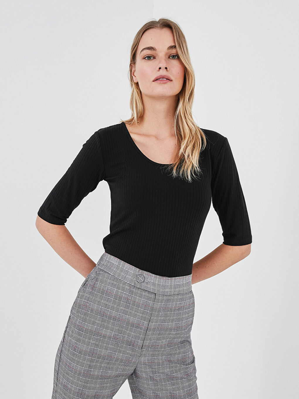 Siyah U Yaka Basic Kısa Kollu Viskon Kadın Tişört-1