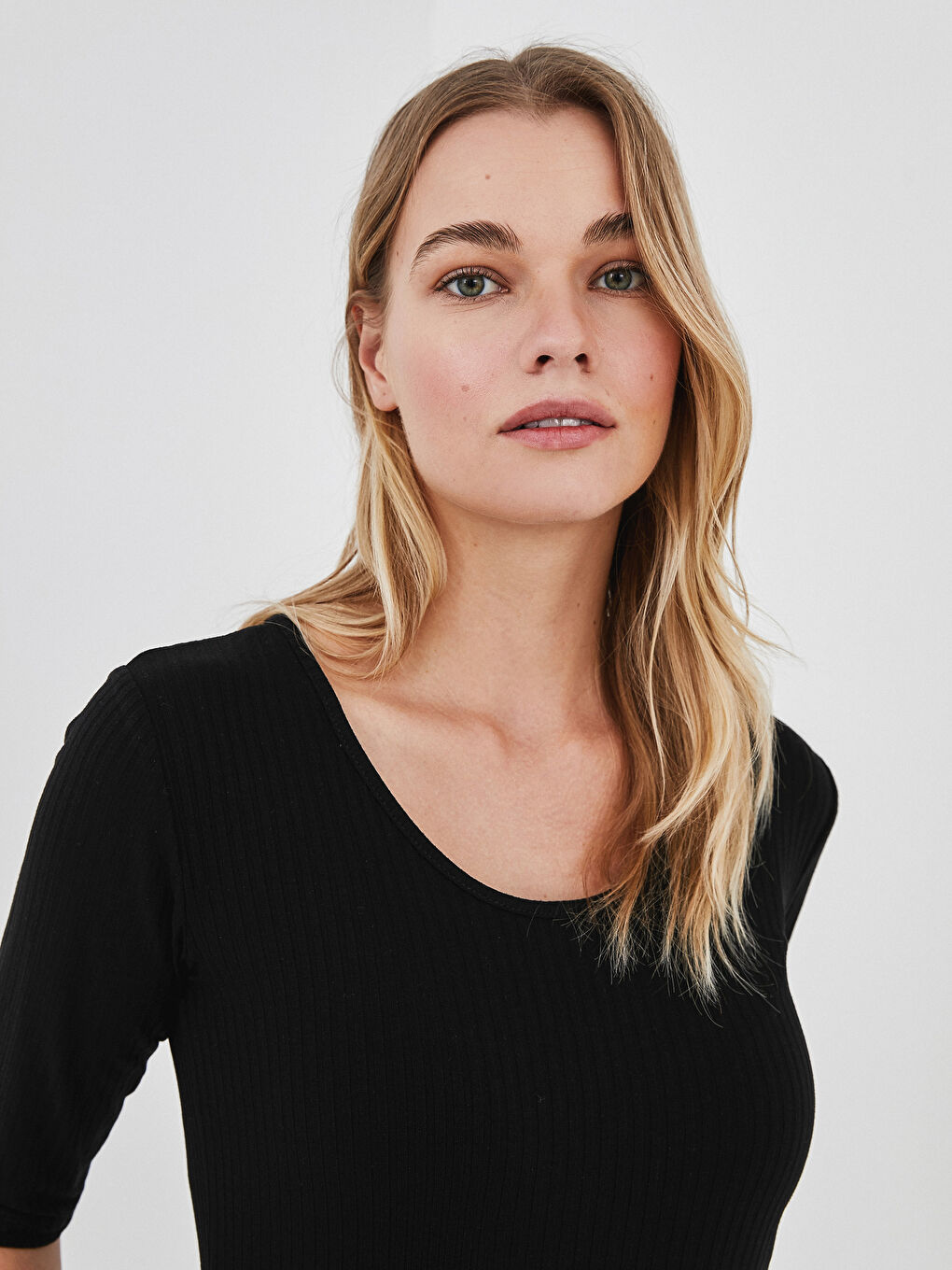 Siyah U Yaka Basic Kısa Kollu Viskon Kadın Tişört-2