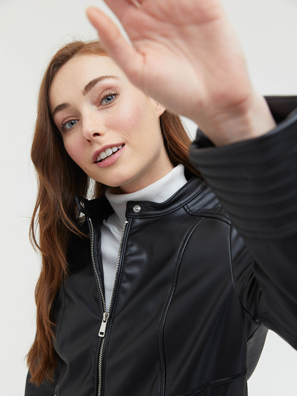 Siyah Dik Yaka Kadın Deri Görünümlü Mont