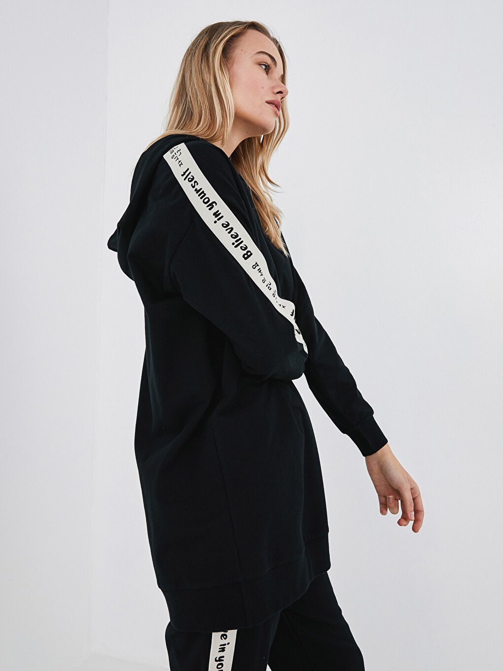Siyah Kapüşon Yaka Slogan Baskılı Uzun Kollu Kadın Sweatshirt Tunik-4