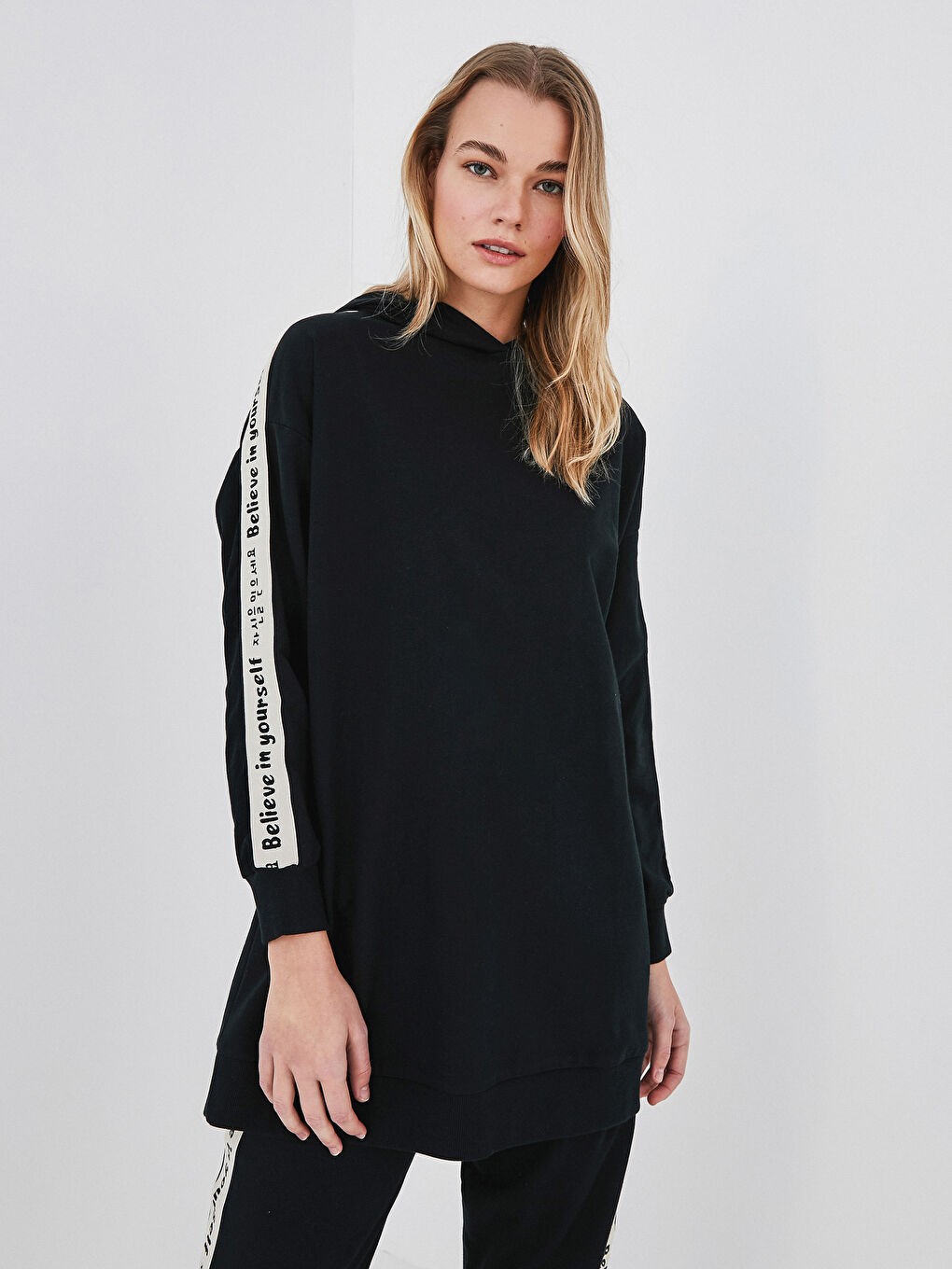 Siyah Kapüşon Yaka Slogan Baskılı Uzun Kollu Kadın Sweatshirt Tunik