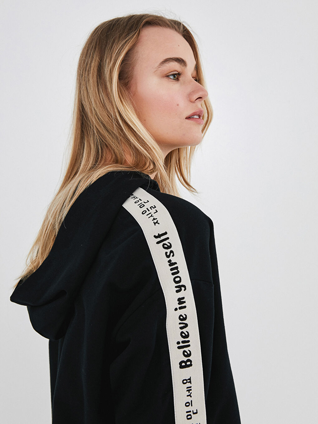 Siyah Kapüşon Yaka Slogan Baskılı Uzun Kollu Kadın Sweatshirt Tunik-1