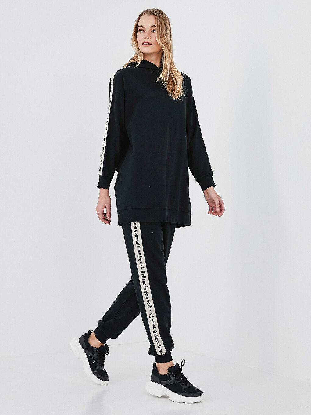 Siyah Beli Lastikli Slogan Baskılı Kadın Eşofman Alt-4