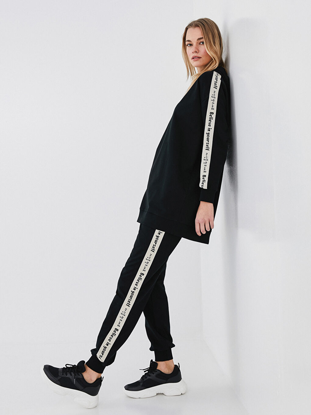 Siyah Beli Lastikli Slogan Baskılı Kadın Eşofman Alt-1